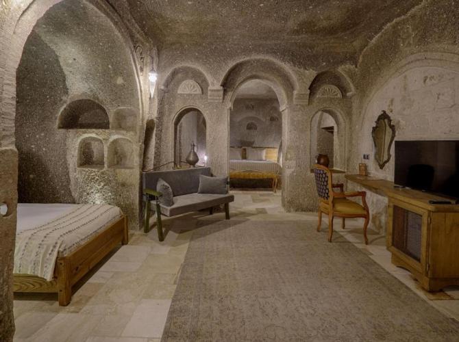 Hera Cave Suites